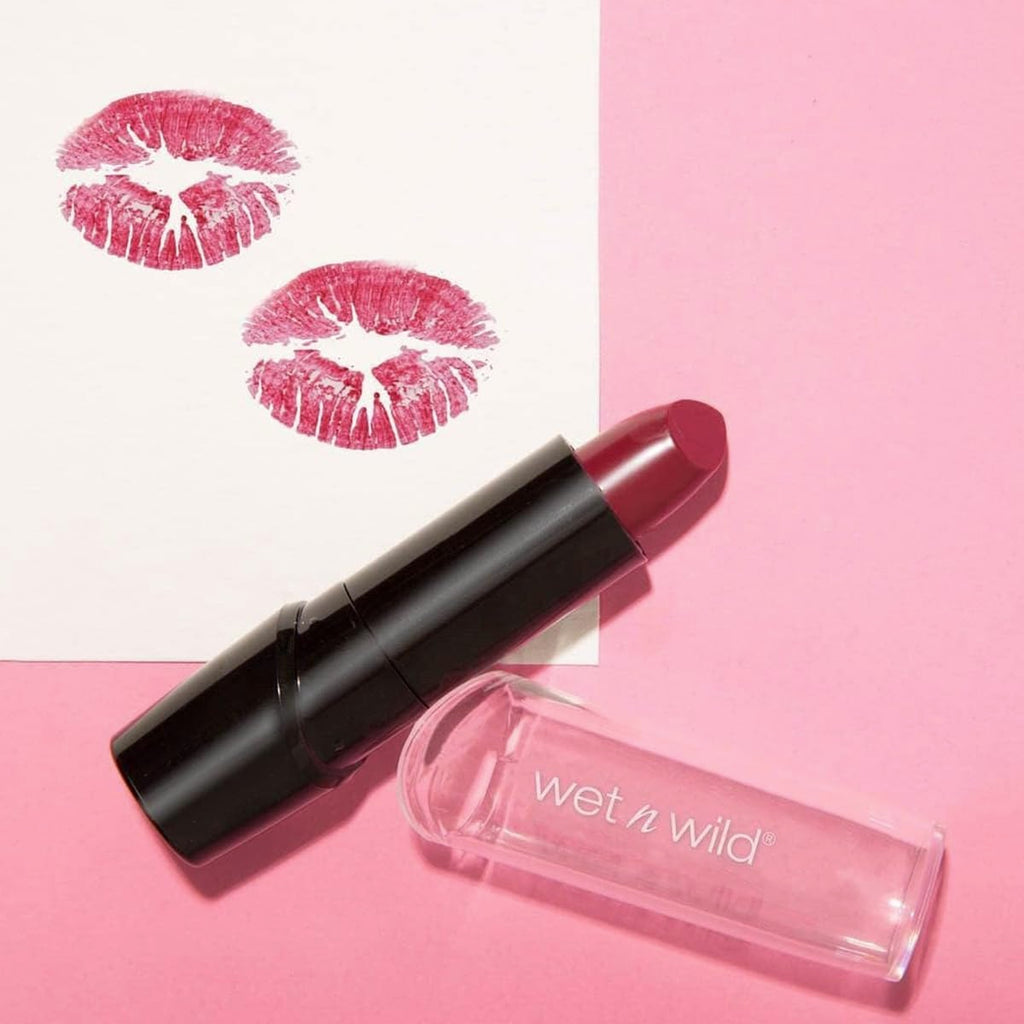 wet n wild Silk Finish Lipstick, Hydrating Rich Buildable Lip Color, Formulated with Vitamins A,E, & Macadamia for Ultimate Hydration, Cruelty-Free & Vegan - Dark Pink Frost